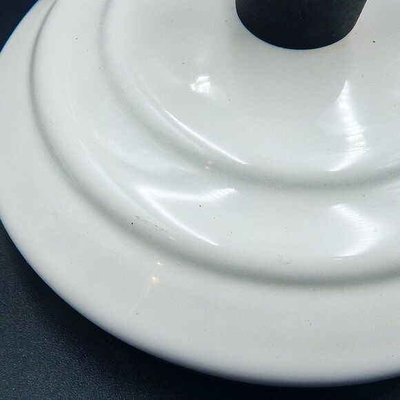 Le Creuset Whistling Tea Kettle White Enamel On Steel 1.7 Quart 1.6 Litre - Picture 10 of 13